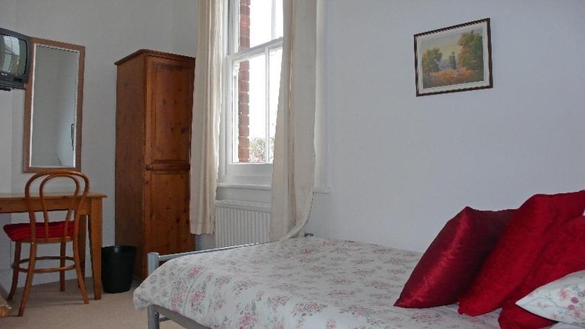 Colebrook Guest House Farnborough  Szoba fotó