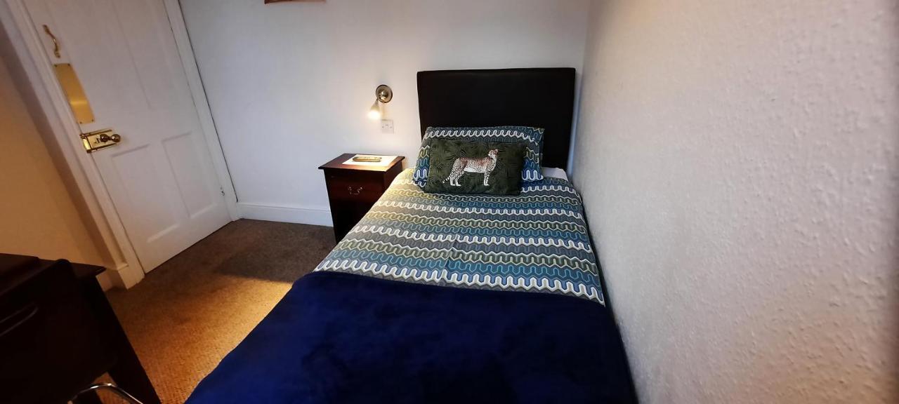 Colebrook Guest House Farnborough  Kültér fotó