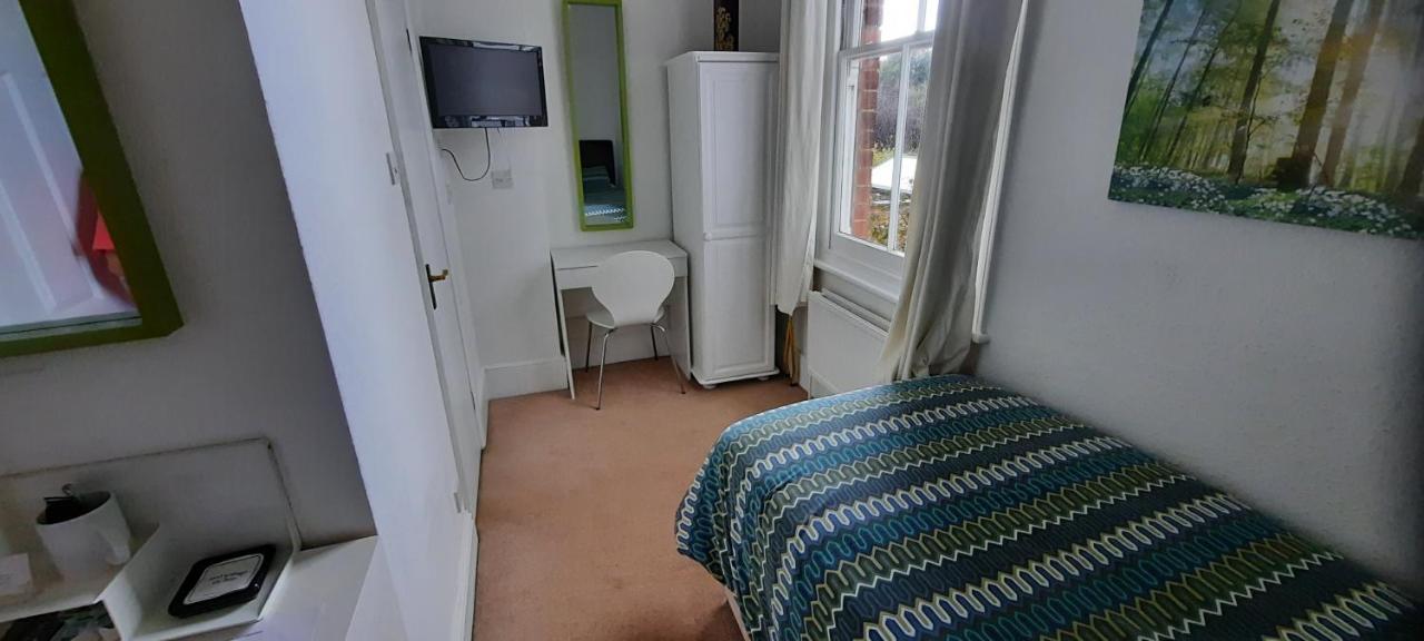 Colebrook Guest House Farnborough  Kültér fotó