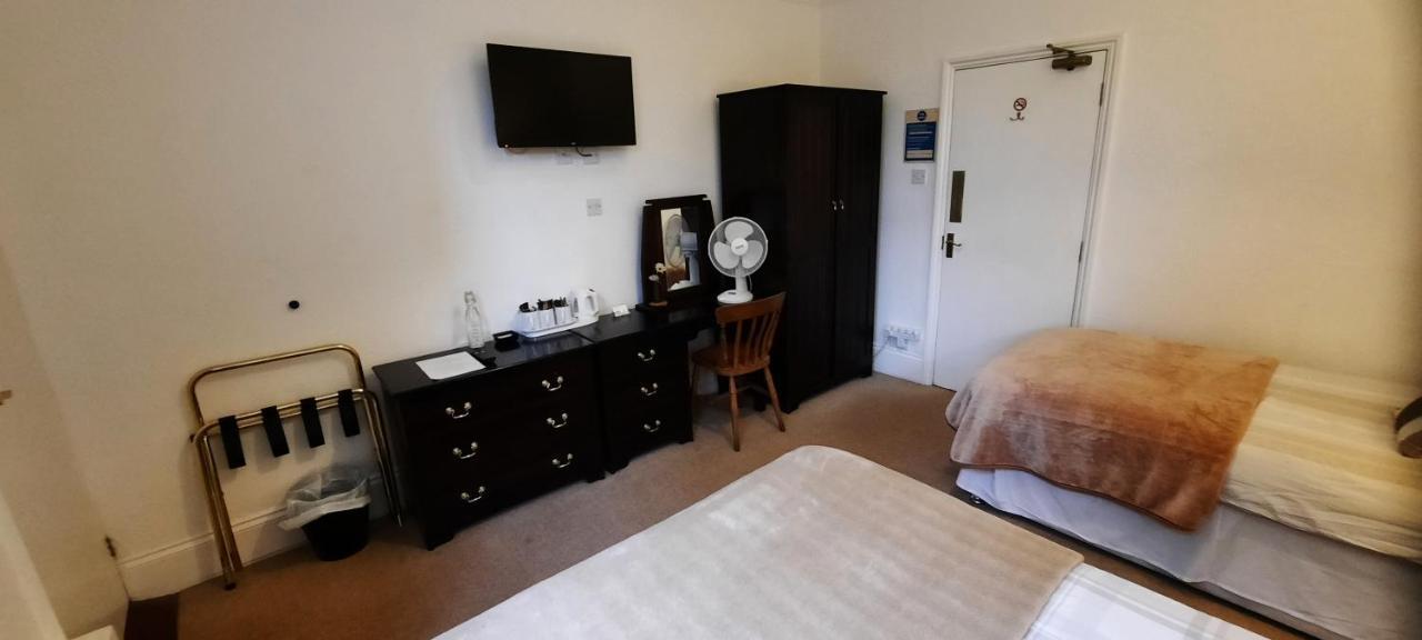 Colebrook Guest House Farnborough  Kültér fotó