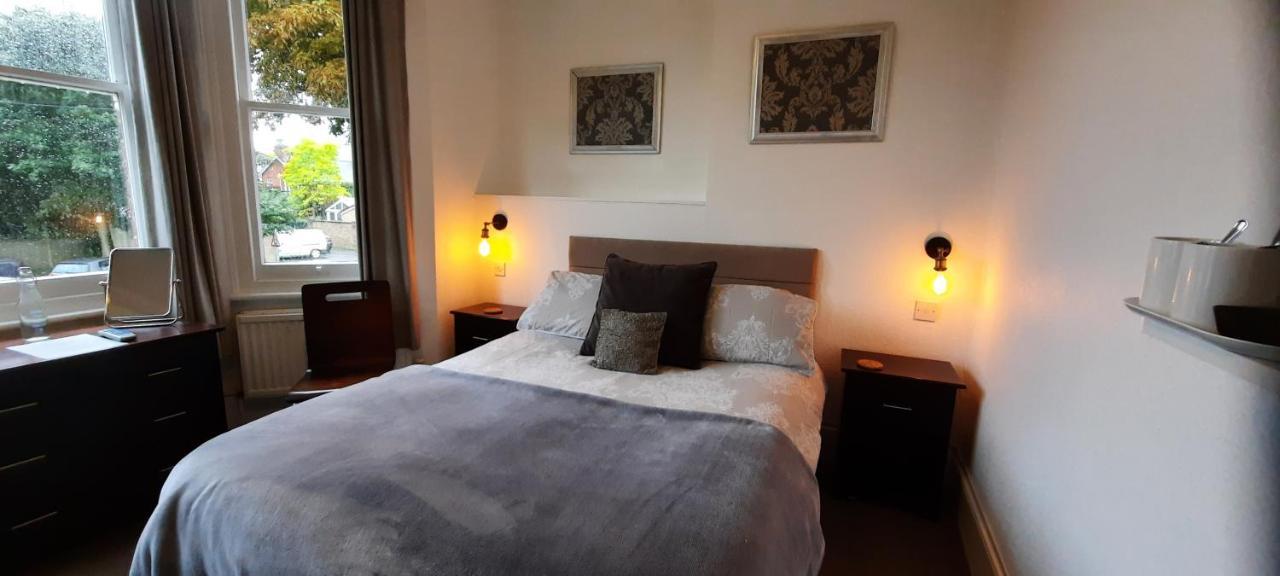Colebrook Guest House Farnborough  Kültér fotó