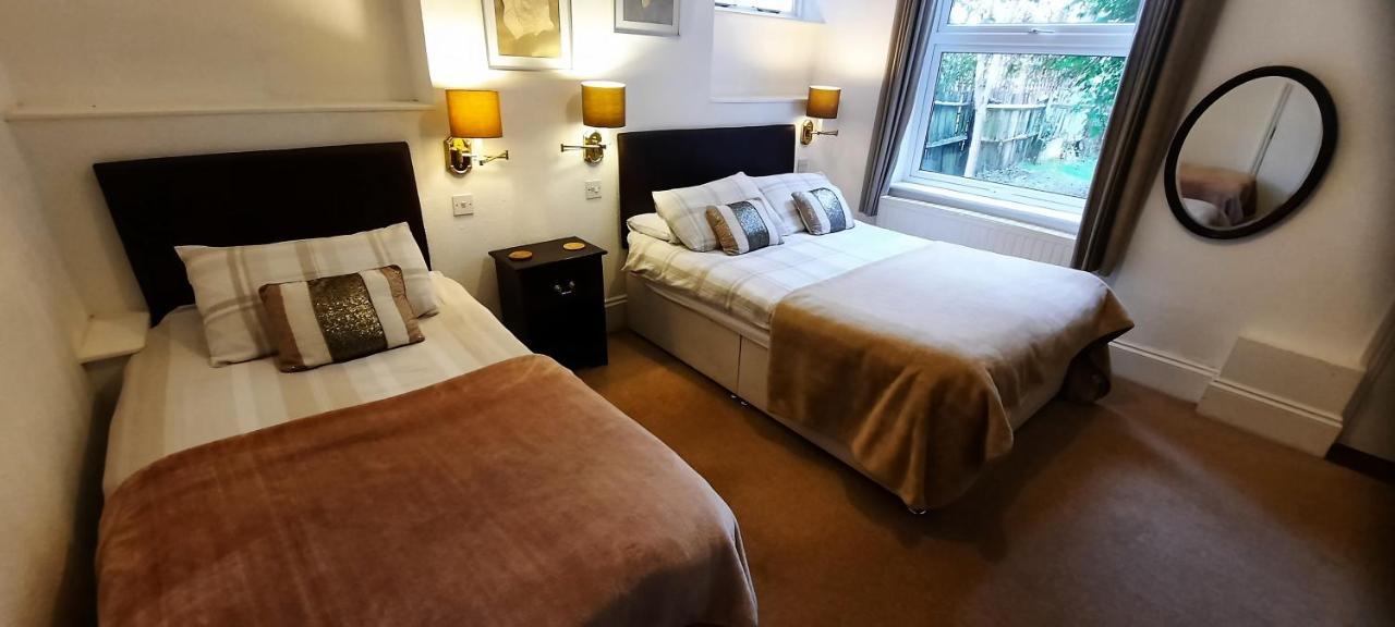 Colebrook Guest House Farnborough  Kültér fotó