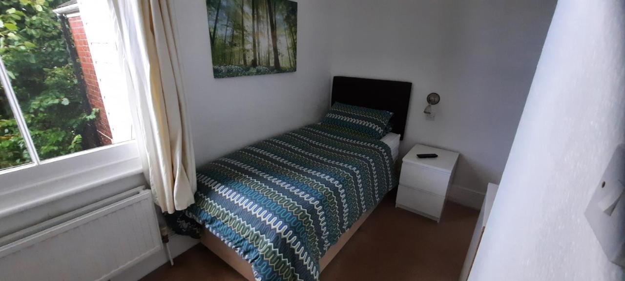 Colebrook Guest House Farnborough  Kültér fotó