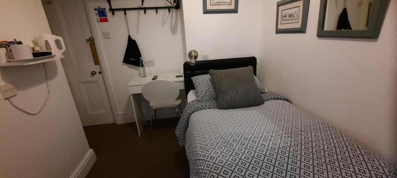 Colebrook Guest House Farnborough  Kültér fotó