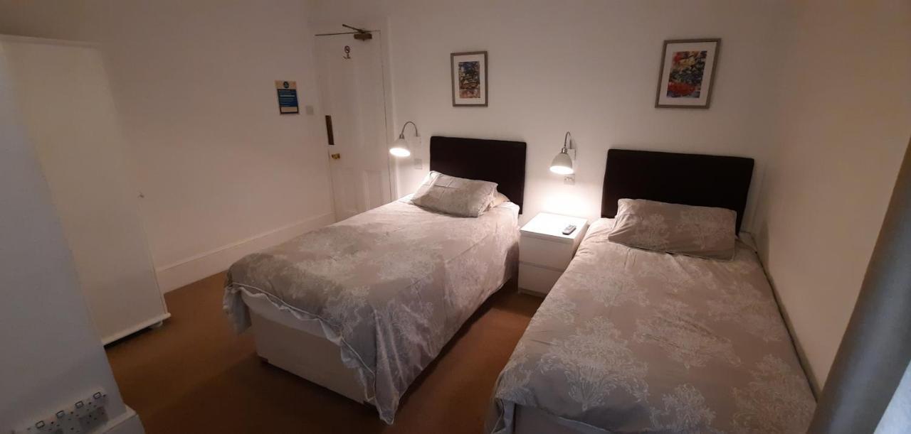 Colebrook Guest House Farnborough  Kültér fotó