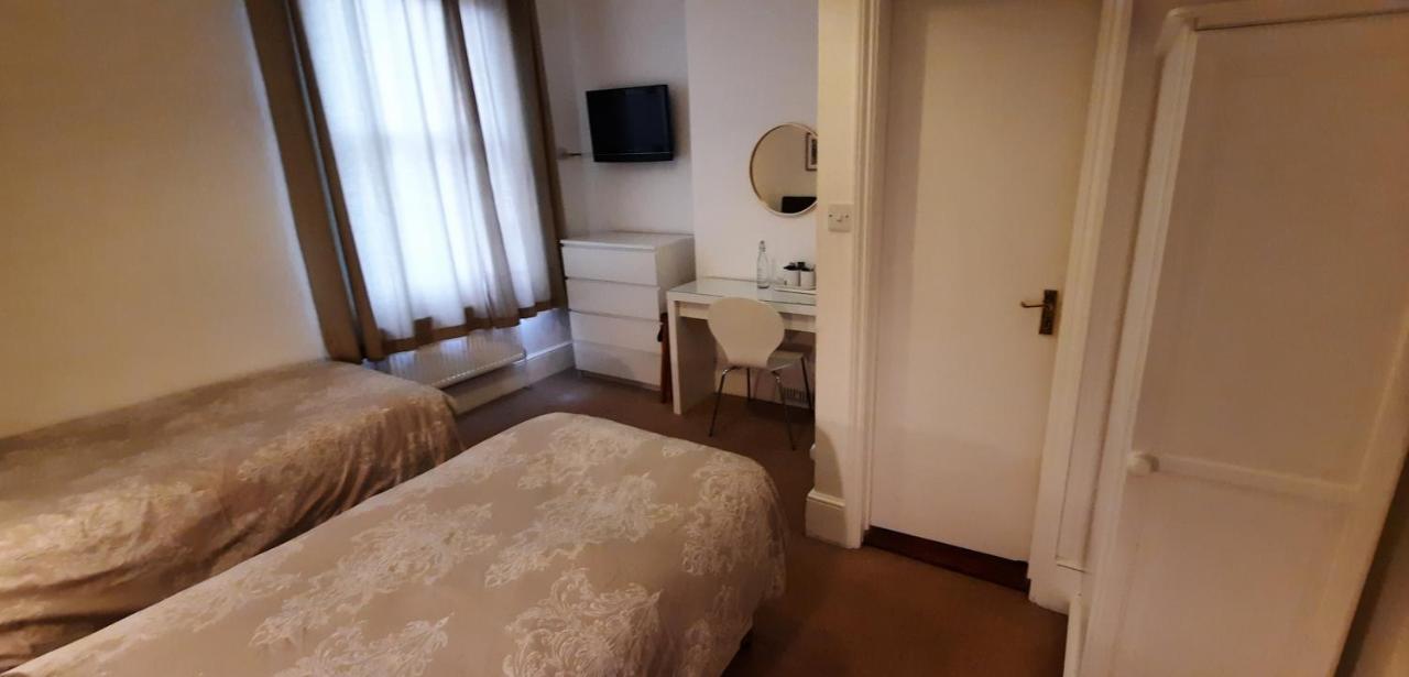 Colebrook Guest House Farnborough  Kültér fotó