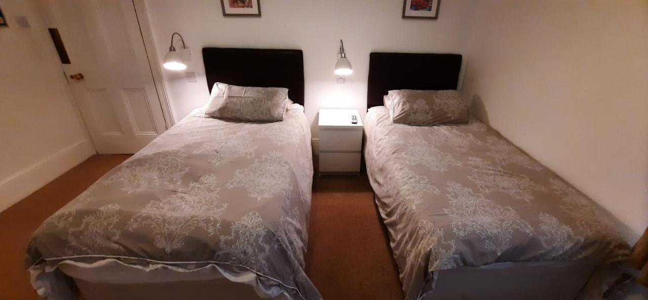 Colebrook Guest House Farnborough  Kültér fotó
