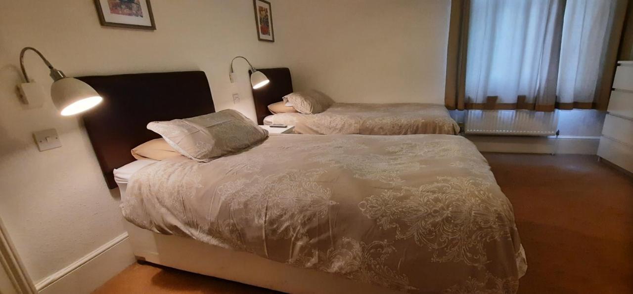 Colebrook Guest House Farnborough  Kültér fotó