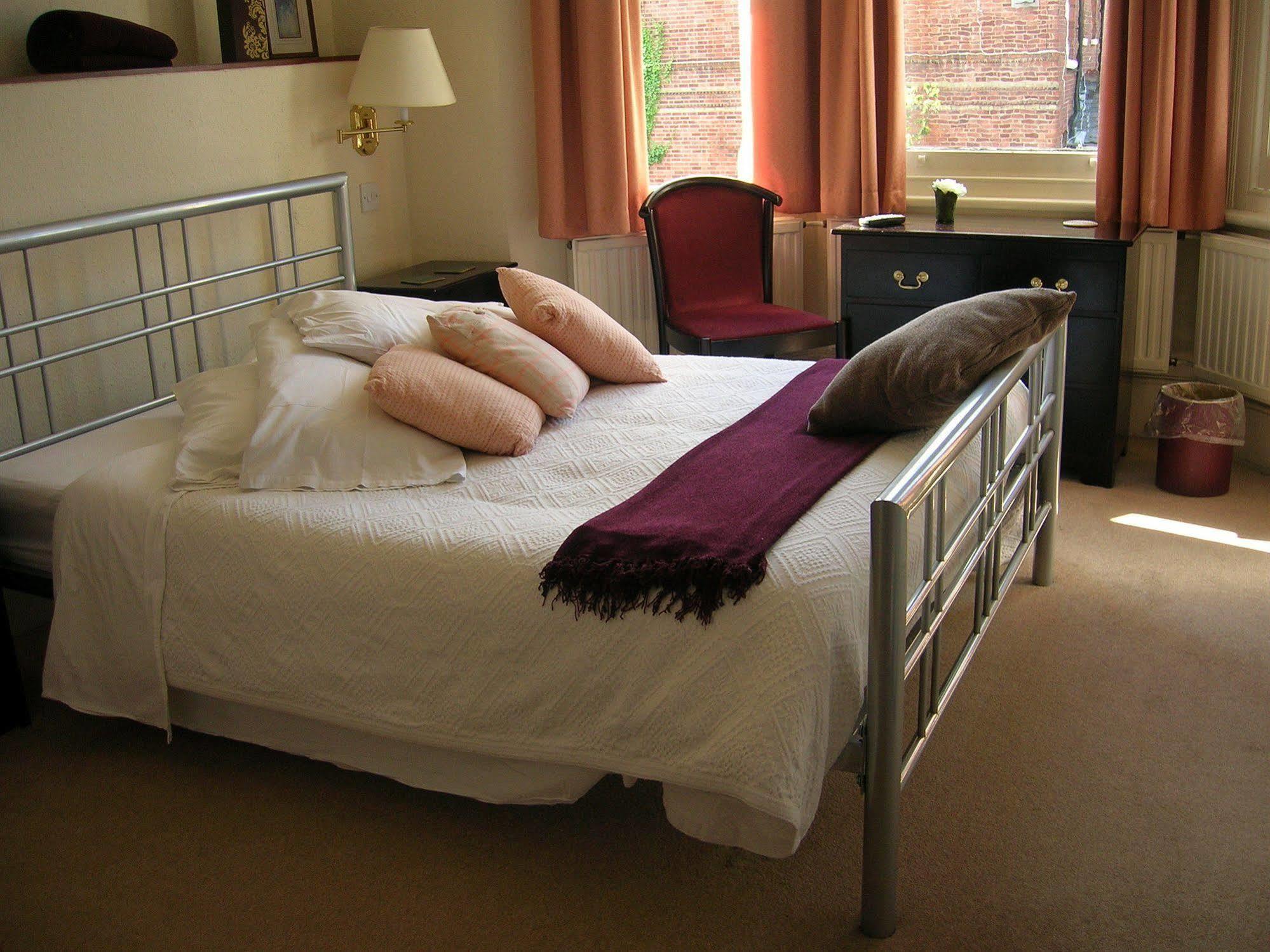 Colebrook Guest House Farnborough  Kültér fotó